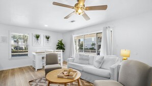 Condo, 2 phòng ngủ, quang cảnh biển | Khu phòng khách