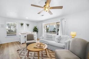 公寓客房, 2 間臥室, 海景 | 客廳 | 平面電視