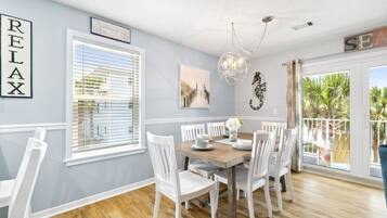 Condo, 3 Bedrooms, 2 Bathrooms (1023) | In-room dining