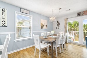Apartment, 3 Schlafzimmer, 2 Bäder (1023) | Essbereich im Zimmer