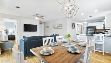 Condo, 3 Bedrooms, 2 Bathrooms (1023) | In-room dining