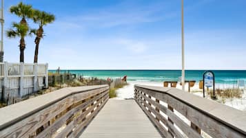 Na praia, areia branca, prática de pesca