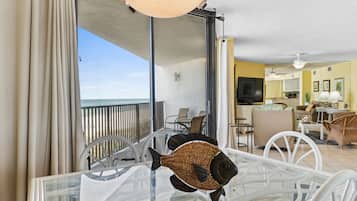Condo, 2 Bedrooms, Ocean View (303E) | In-room dining