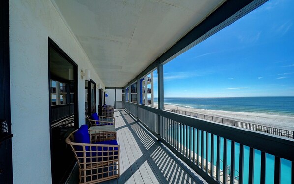Un balcón con vista al mar.
