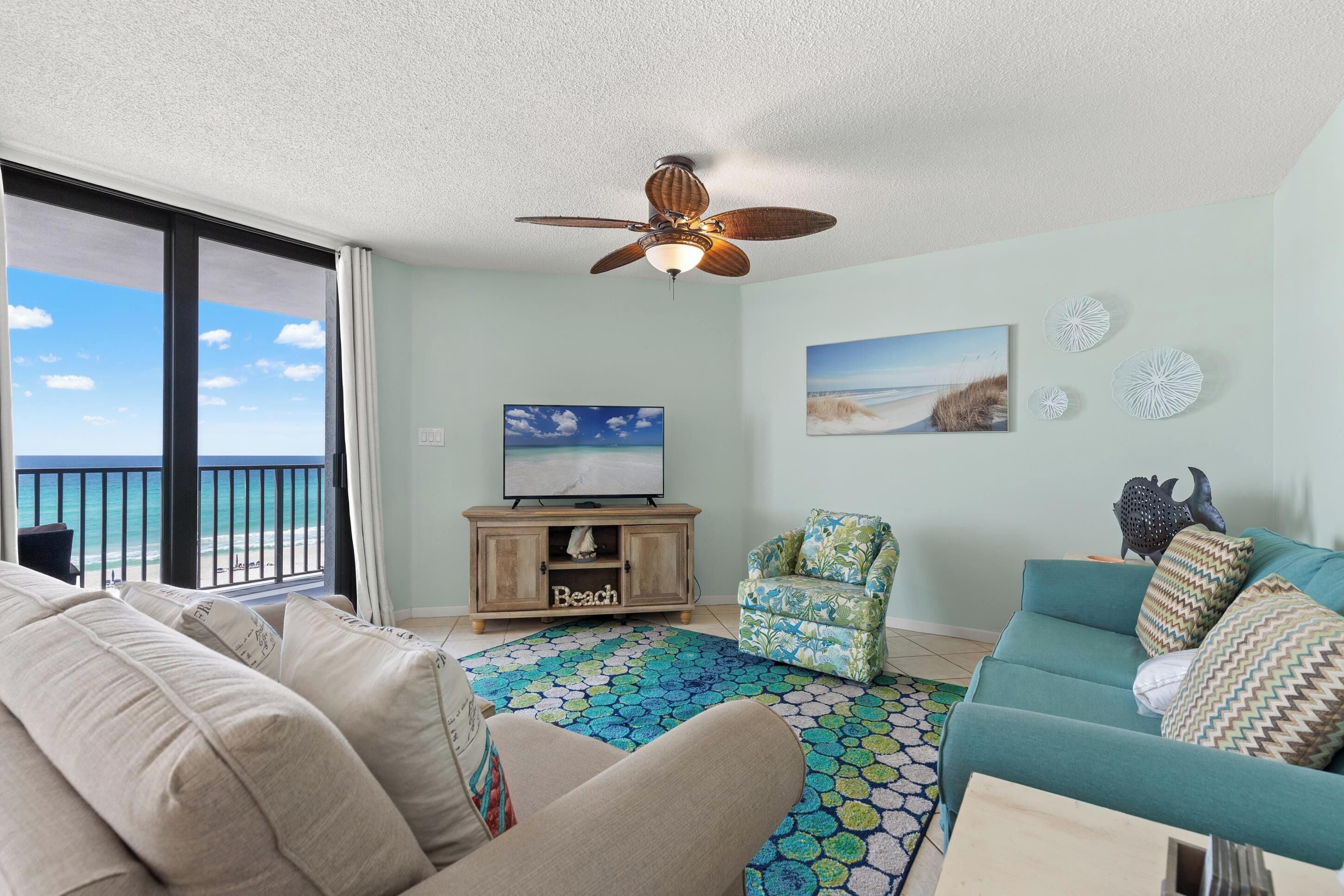 Condo, 2 quartos, vista para o oceano (402E) | Área de estar | TV
