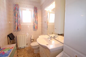 Vila, 2 quartos, piscina particular | Banheiro
