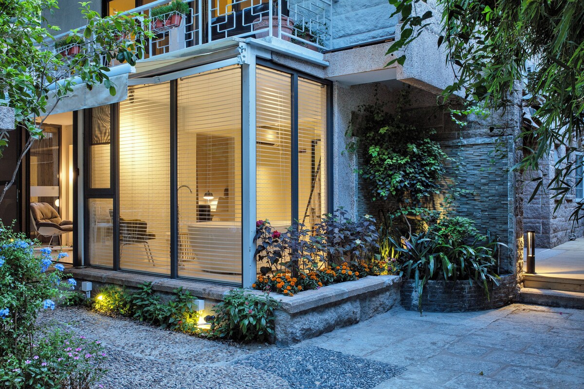Premium-Zimmer, Badewanne, Blick auf den Innenhof