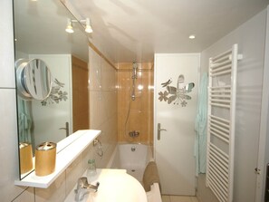 Combined shower/bathtub