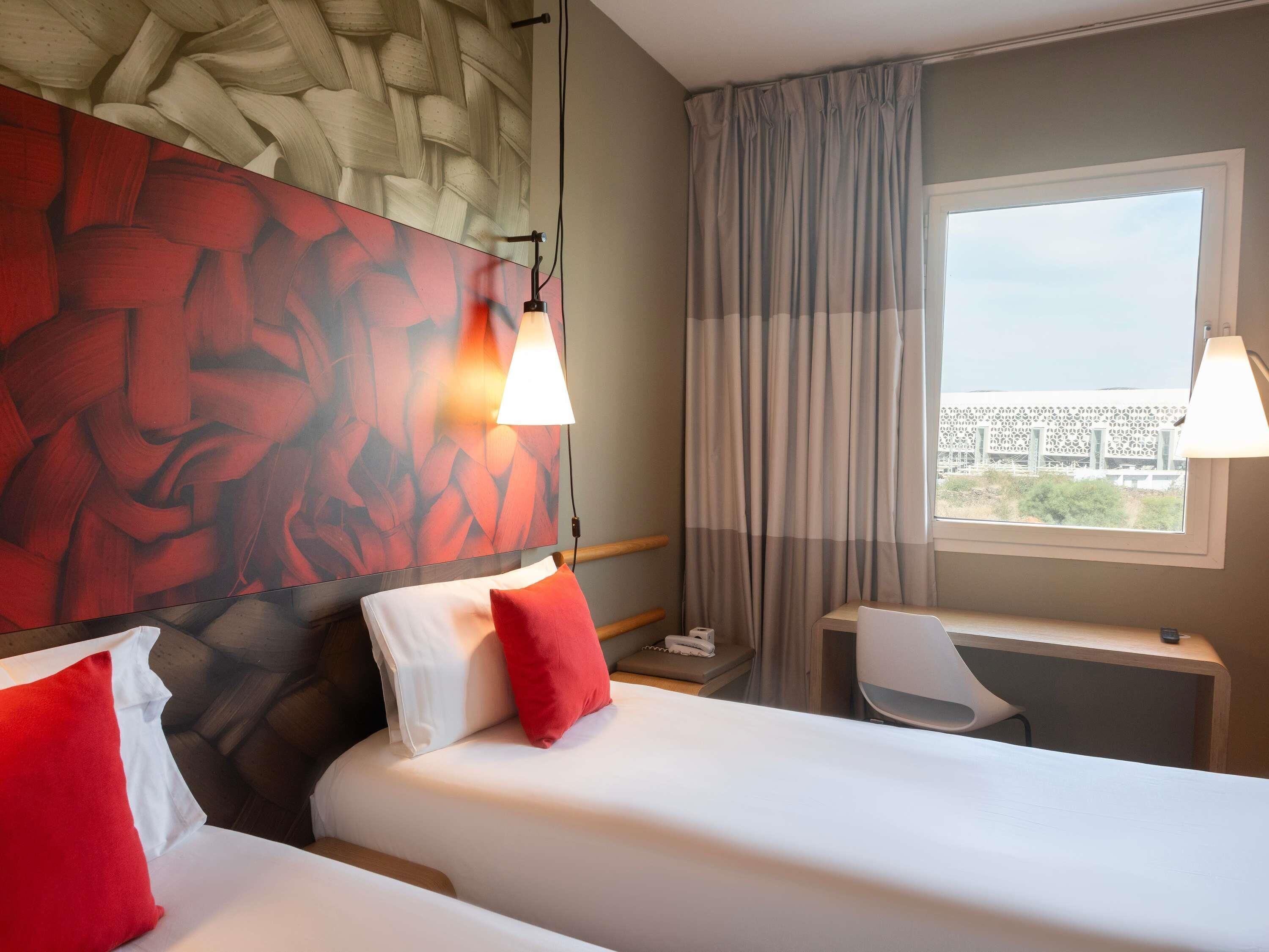 Standard Room, 2 Twin Beds | Desk, laptop workspace, soundproofing, free WiFi