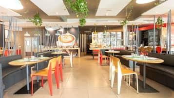 Se sirven comidas, cenas y cocina internacional con mesas al aire libre