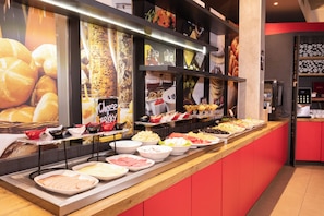 Daily buffet breakfast (MAD 72 per person)