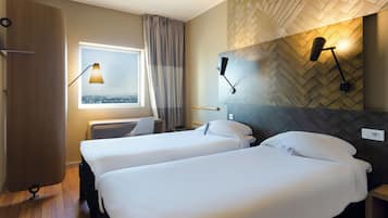 Standard Room, 2 Twin Beds | Desk, laptop workspace, soundproofing, free WiFi