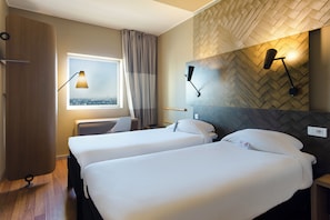 Standard Room, 2 Twin Beds | Desk, laptop workspace, soundproofing, free WiFi