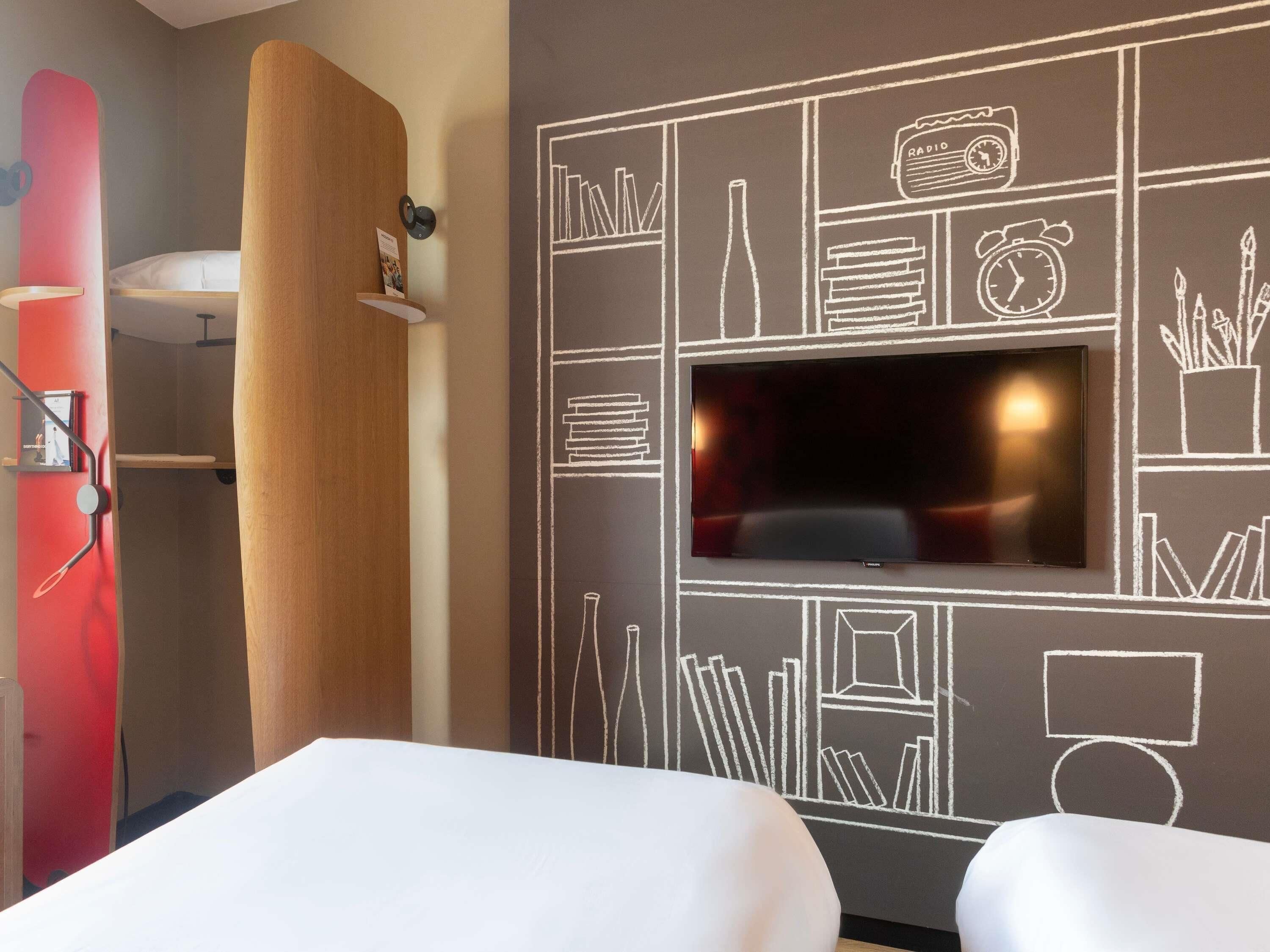 standard room, 2 single beds | desk, laptop workspace, soundproofing, free wifi