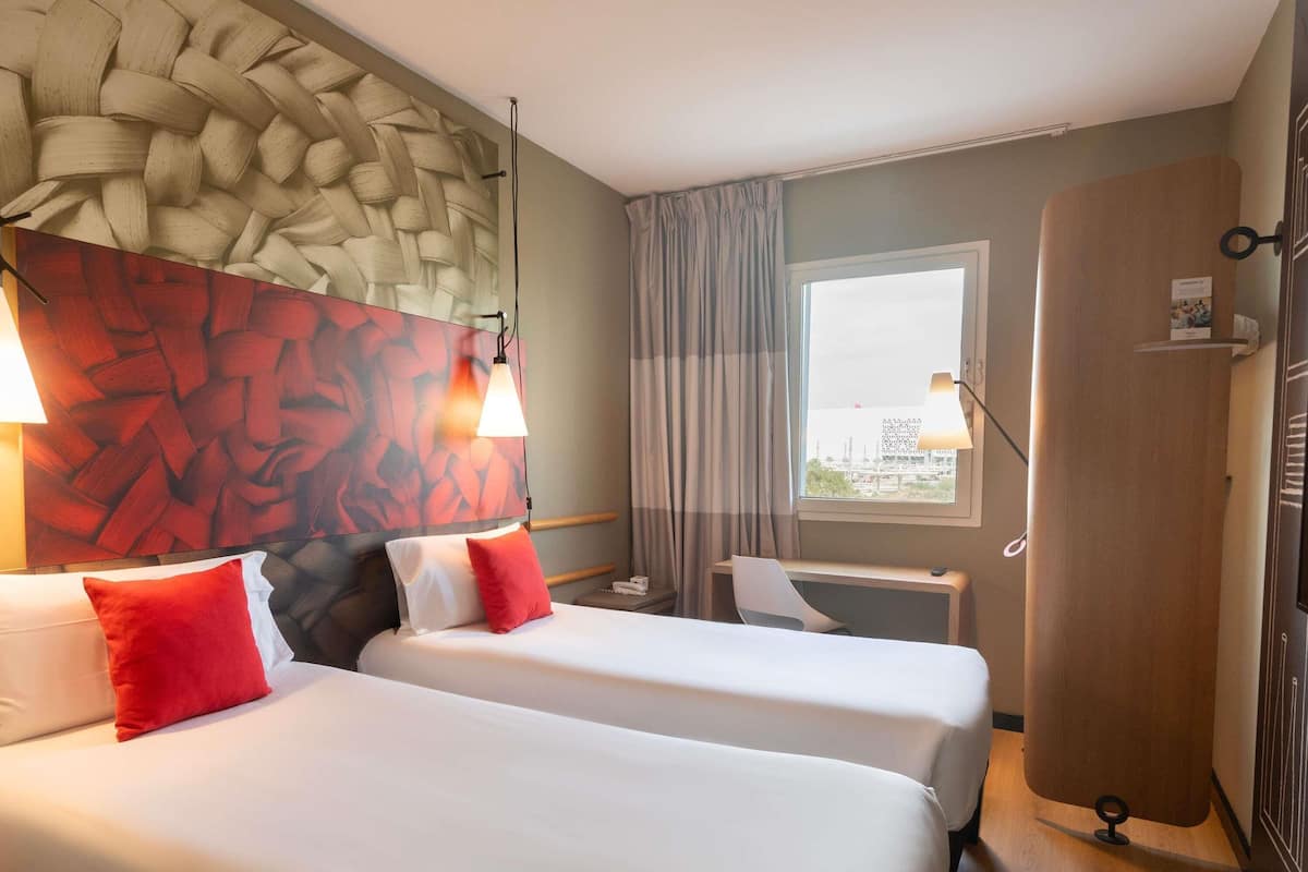 Desk, laptop workspace, soundproofing, free WiFi