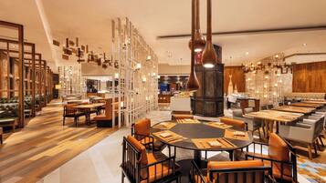 2 restaurants; breakfast, lunch, and dinner served