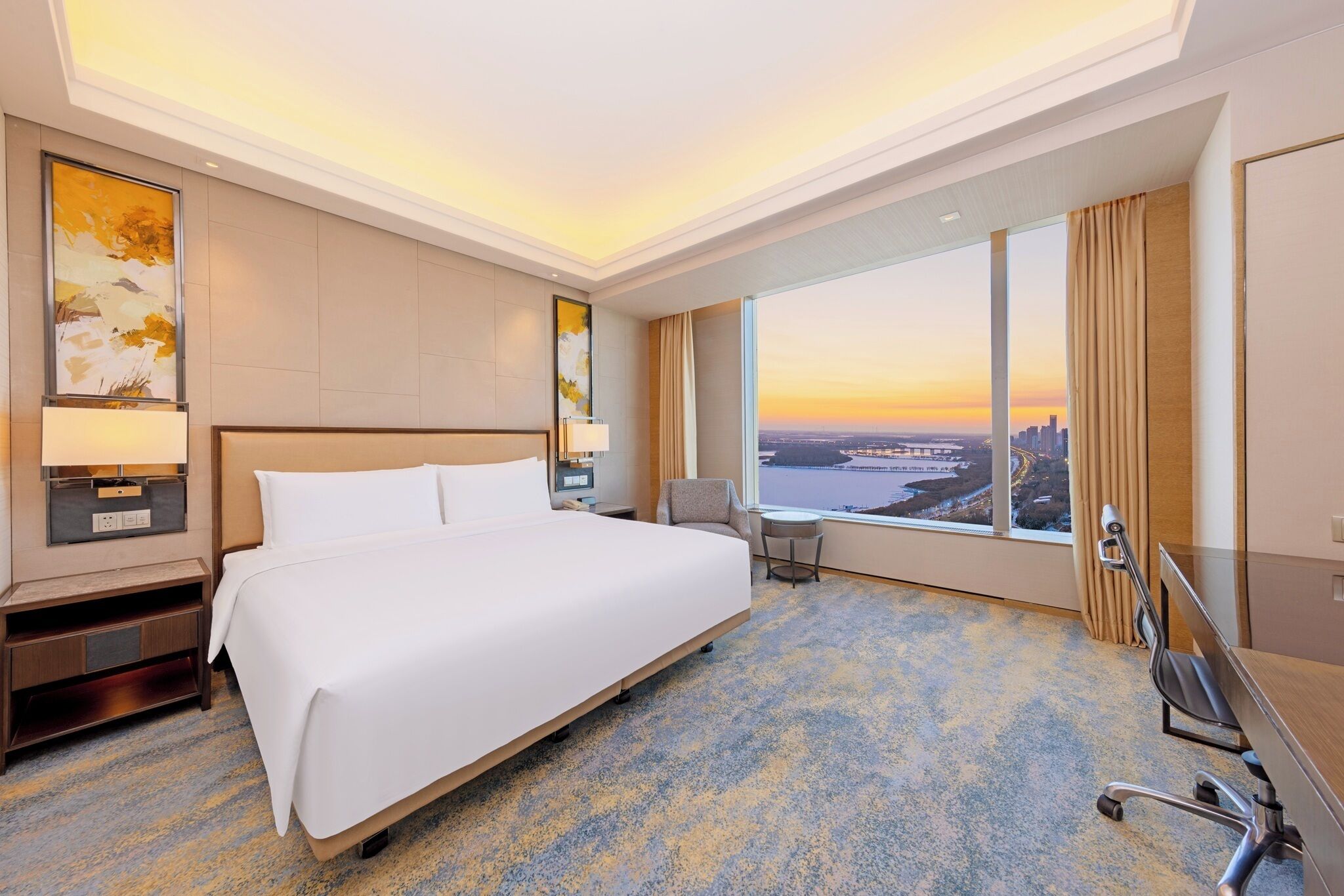 华丽客房, 2 张单人床, 河景 | 迷你吧、客房内保险箱、办公桌、笔记本电脑工作区