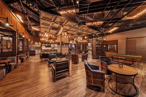 2 restaurants; breakfast, lunch and dinner served
