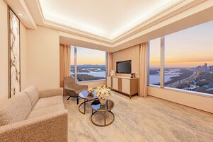 Executive Suite, 1 King Bed, River View | Bathroom | Separate tub and shower, deep soaking tub, rainfall showerhead