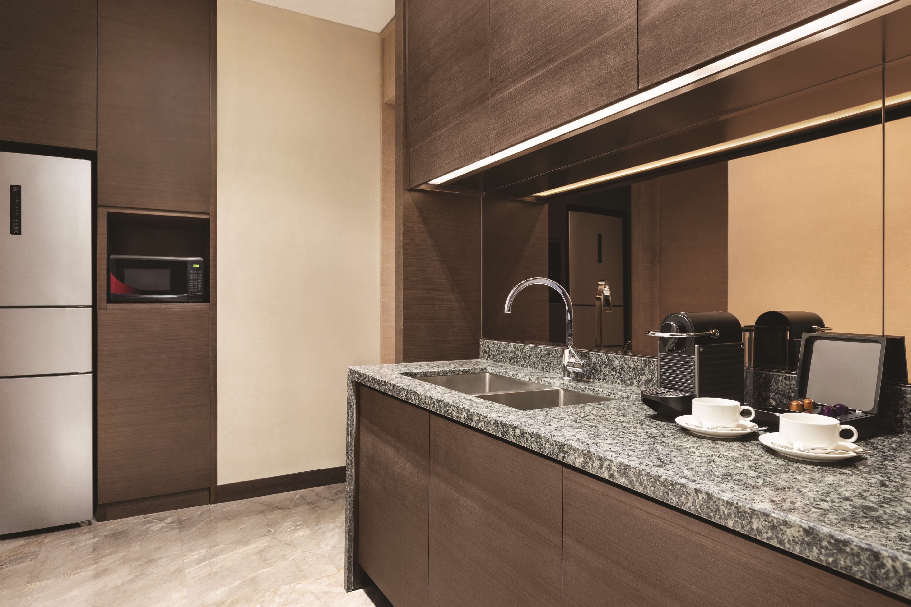 executive suite, 1 king bed, river view | minibar, in-room safe, desk, laptop workspace