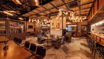 2 restaurants; breakfast, lunch and dinner served