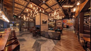 2 restaurants; breakfast, lunch and dinner served