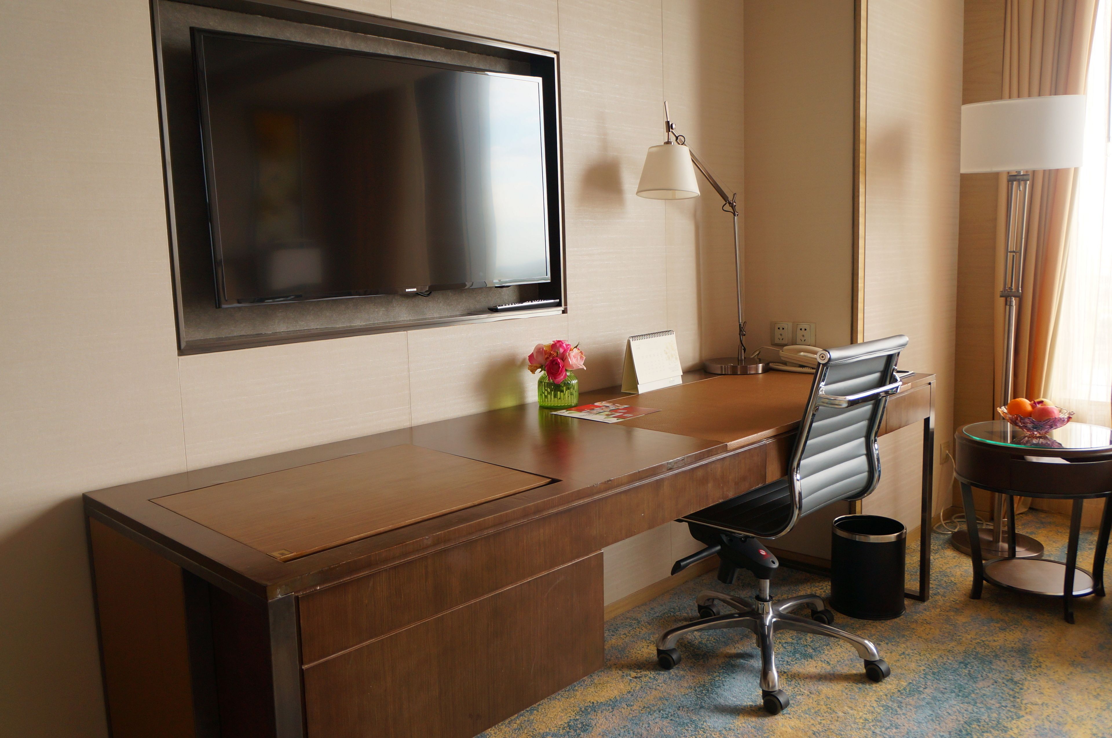 horizon panoramic river view king | minibar, in-room safe, desk, laptop workspace