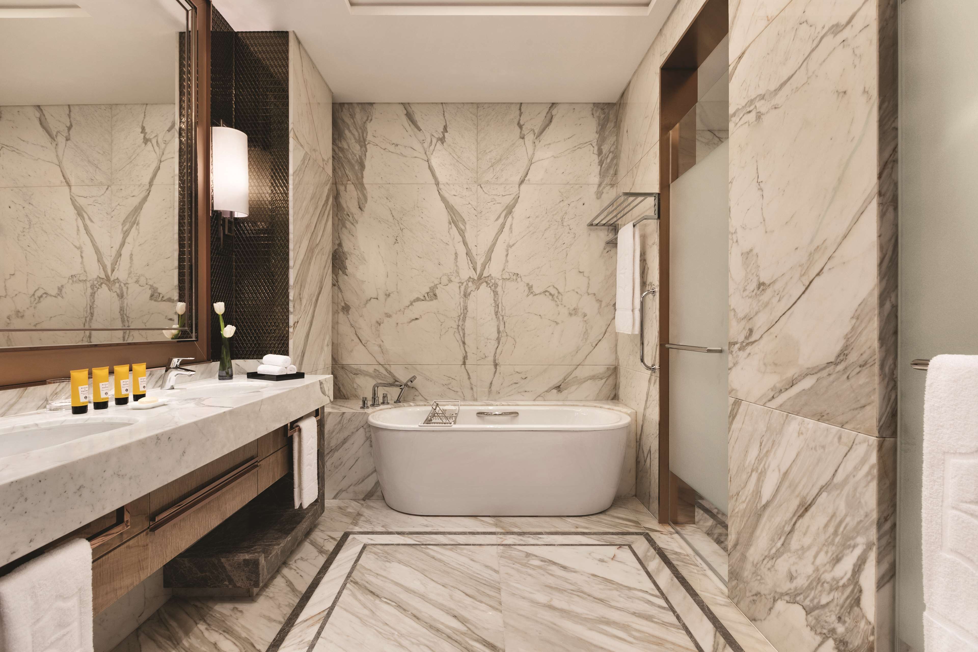 executive suite, 1 king bed, river view | bathroom | separate bathtub and shower, deep-soaking bathtub, rainfall showerhead