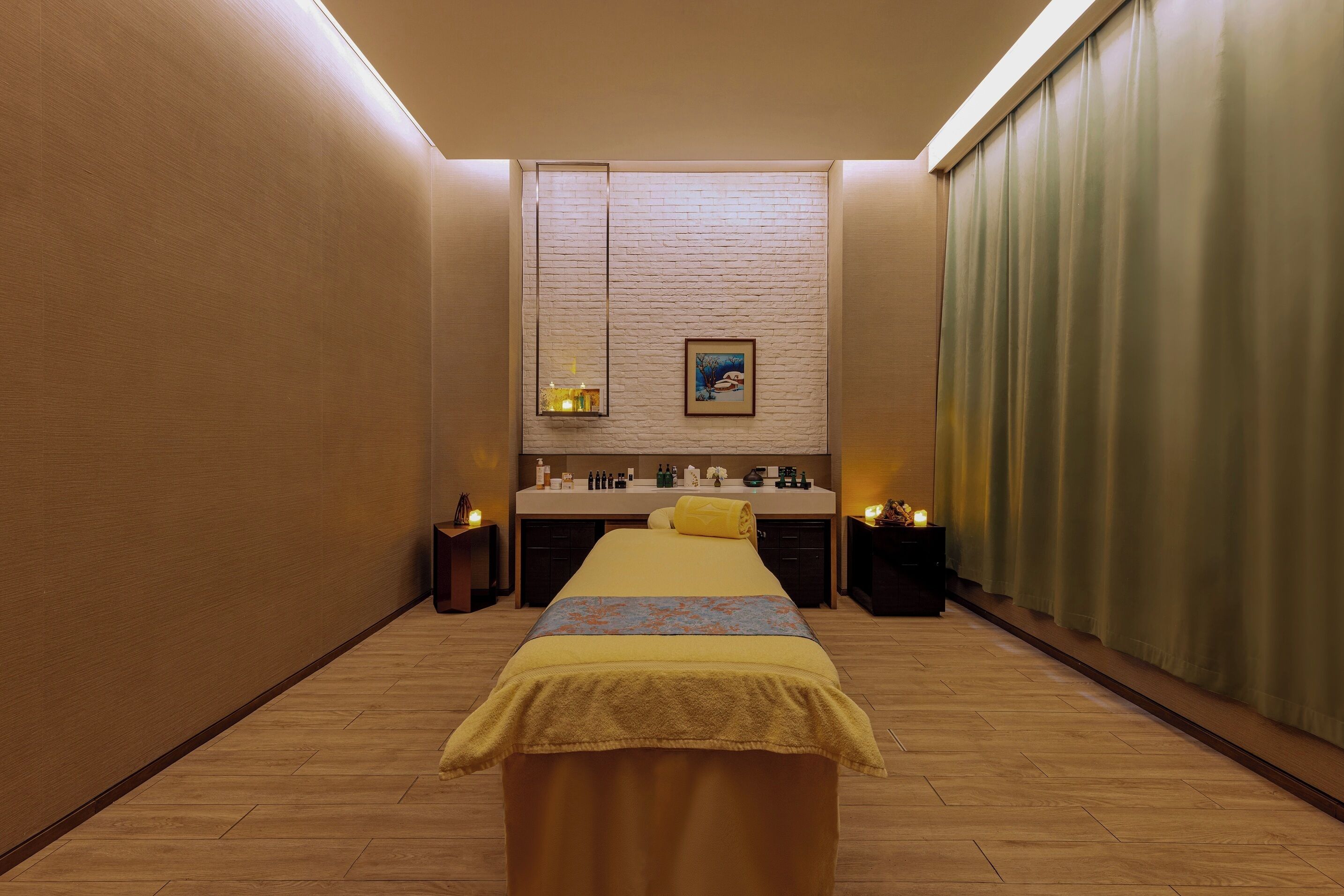 Indoor spa tub