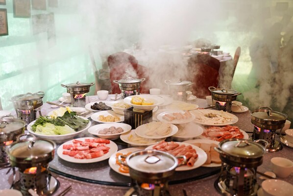 2 restaurants, lunch and dinner served, Chinese cuisine