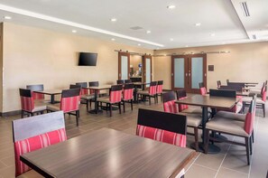 Free full breakfast  - Comfort Suites Meridian and I-40 (Oklahoma City)