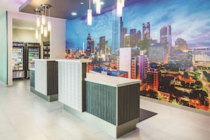 Lobby - La Quinta Inn & Suites by Wyndham Dallas Plano - The Colony (The Colony)