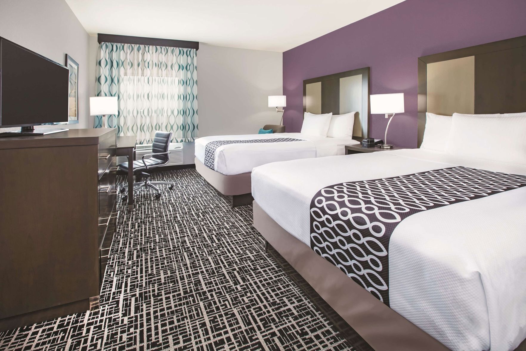 Ropa de cama de alta calidad, camas con pillow-top y escritorio 