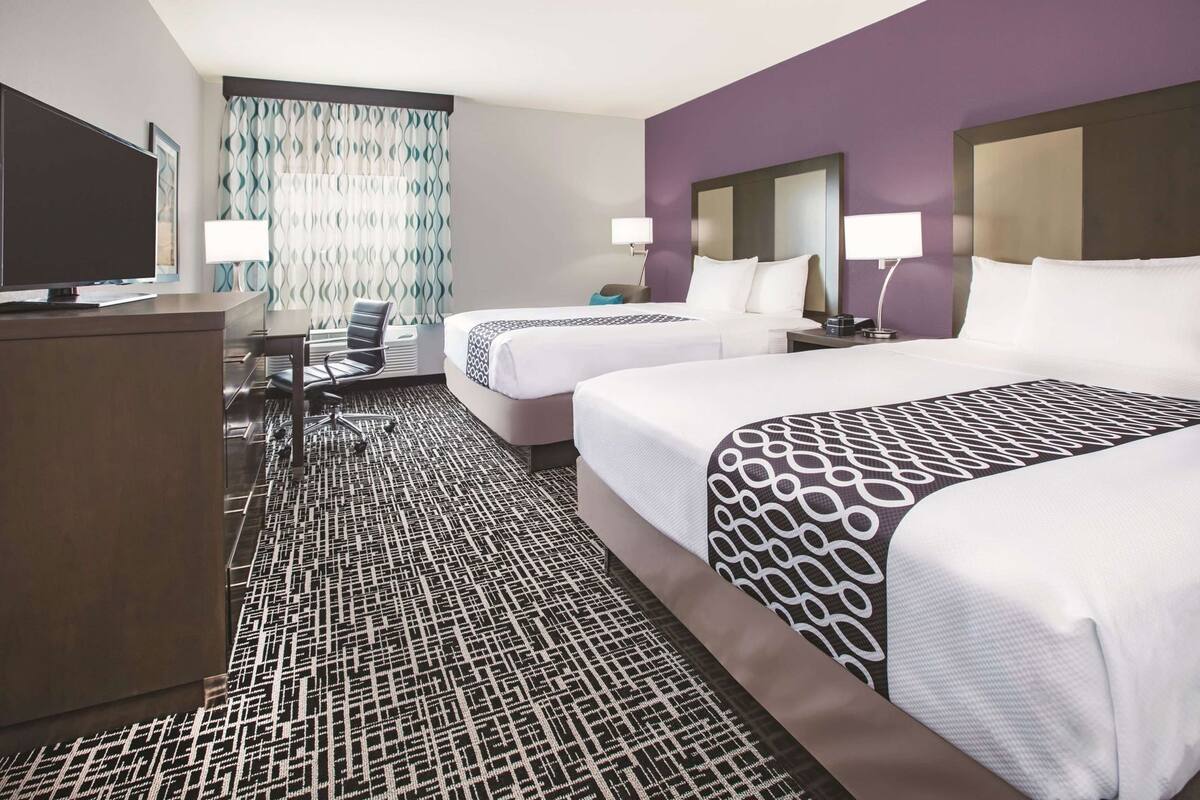 Ropa de cama de alta calidad, camas con pillow-top y escritorio