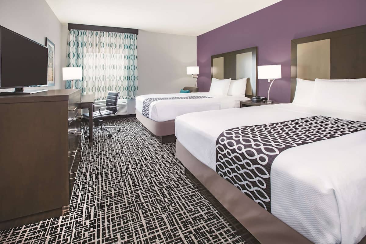 Zimmer, 2 Queen-Betten | Hochwertige Bettwaren, Pillowtop-Betten, Schreibtisch