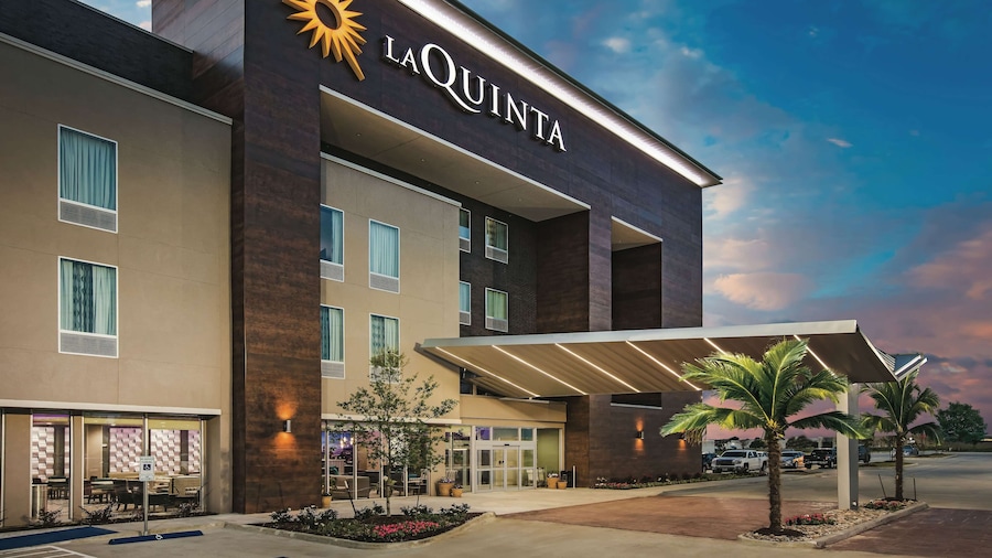 La Quinta Inn & Suites by Wyndham Dallas Plano - The Colony