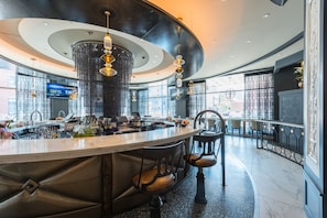 2 Bars/Lounges
