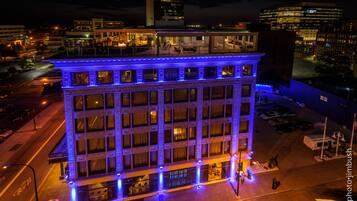 住宿正面 - 傍晚/夜晚