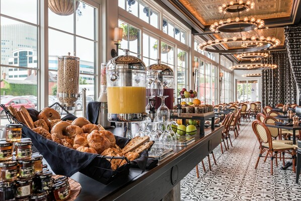 Tägliches inbegriffenes kontinentales Frühstück