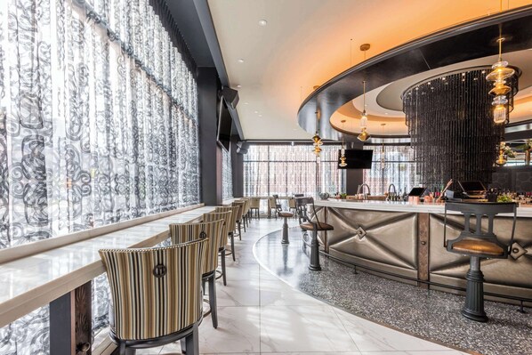 Breakfast, lunch, dinner served; American cuisine  - Curtiss Hotel, an Ascend Collection Hotel (Buffalo)