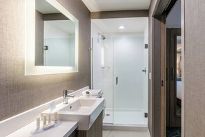 Baignoire profonde, articles de toilette (gratuits), séchoir à cheveux