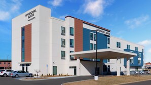 A modern hotel with a white facade and blue accents, named Springhill Suites Marriott. - SpringHill Suites by Marriott Columbia (Columbia)