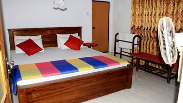 Basic Double Room, 1 Katil Raja (King) | 1 bilik tidur, peti besi dalam bilik, meja, Wi-fi percuma