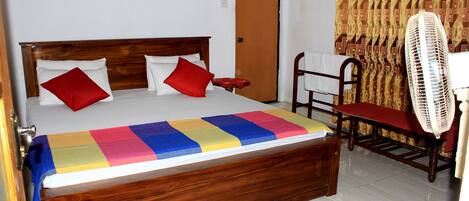 1 habitación, caja de seguridad en la habitación y escritorio