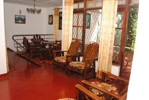 Living area - Kandy Shady Trees Villa (Kandy)