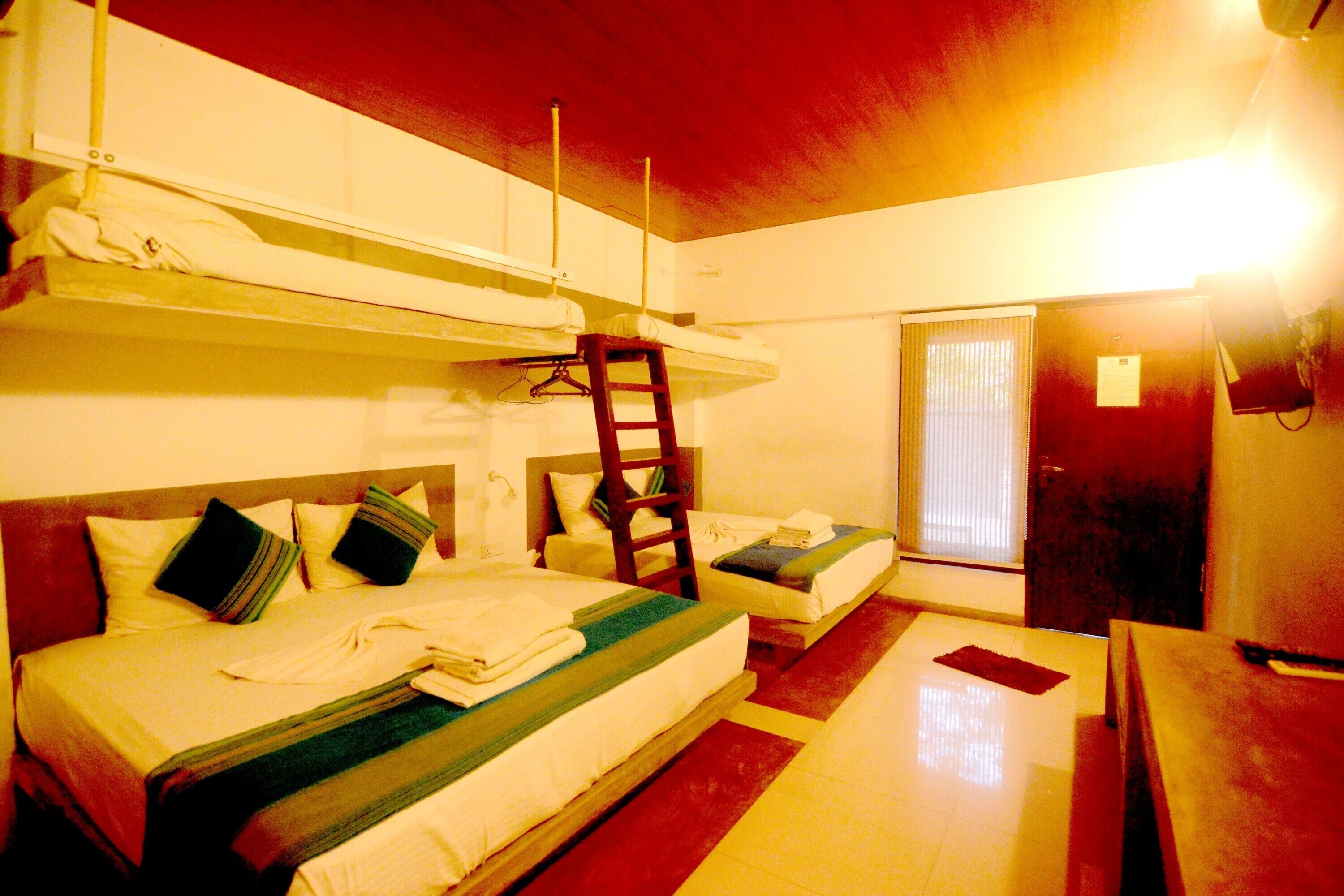 Deluxe Room | Minibar, in-room safe, desk, iron/ironing board