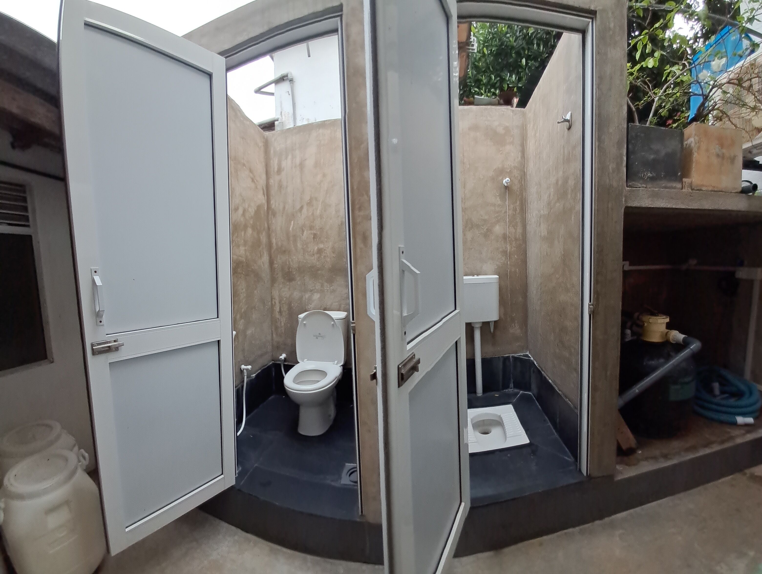 Un baño pequeño y cerrado con inodoro, bidé y lavamanos.