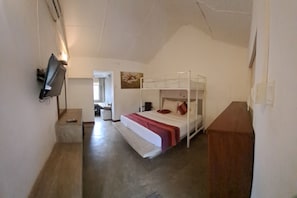 Habitación cuádruple Deluxe | Minibar, caja fuerte, escritorio y tabla de planchar con plancha