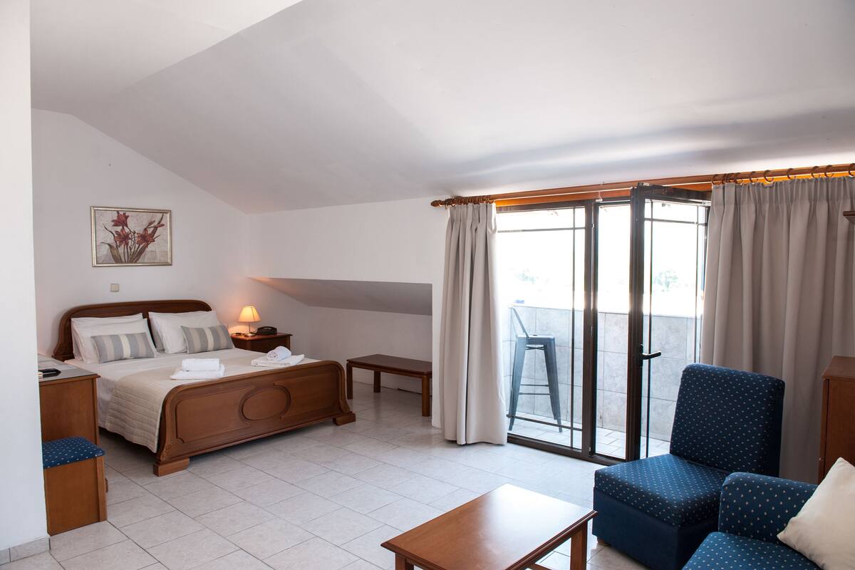 Caja de seguridad en la habitación, insonorización, cunas y camas extra