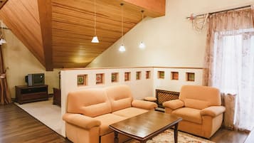 Elite Studio Suite | Living area | Flat-screen TV